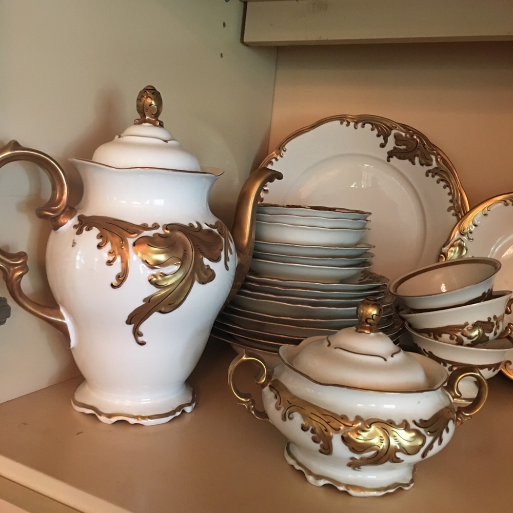 50 pieces Dishes.